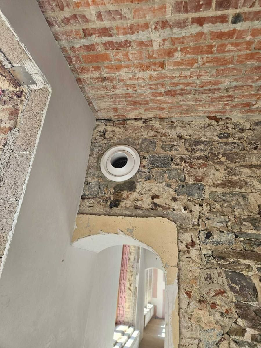 Une bouche, une traversée, une décision : chaque percement est arbitré avec l'architecte.