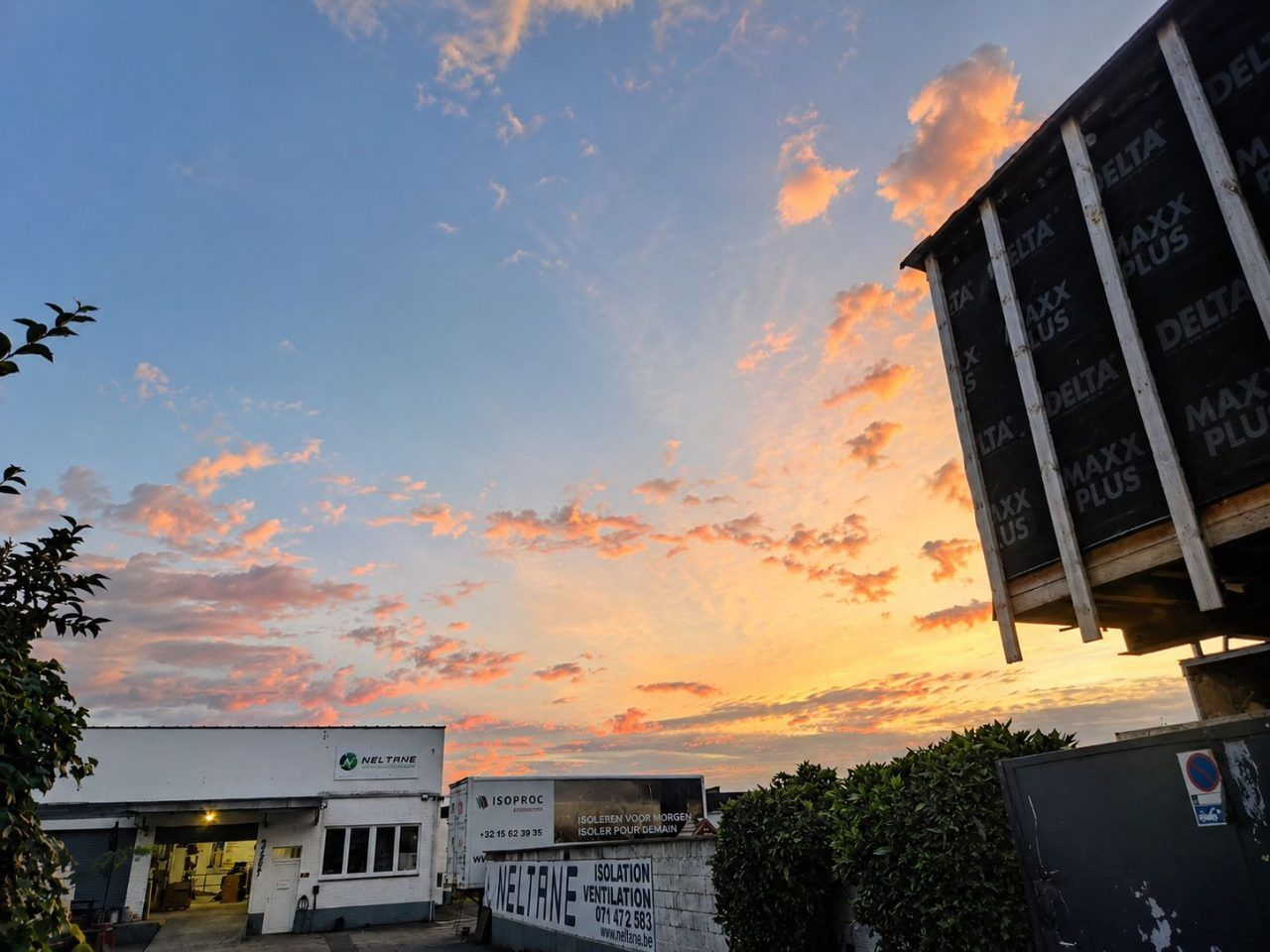 Siège de Neltane à Marcinelle, au crépuscule