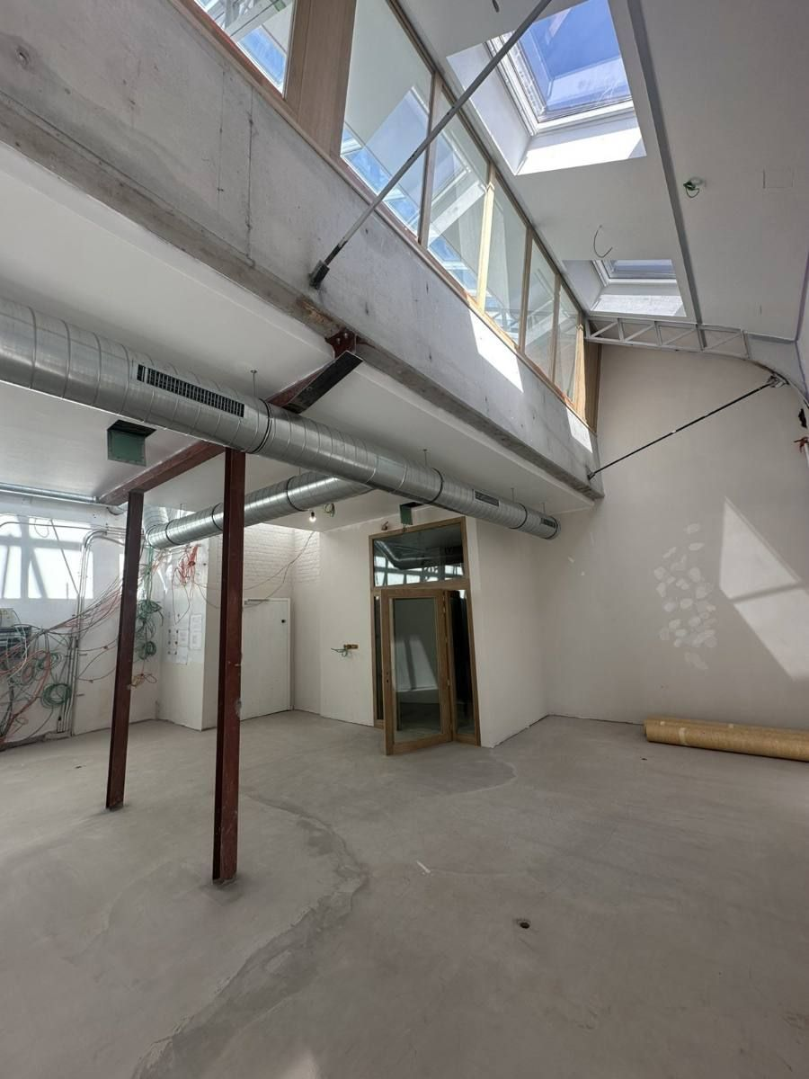 Salle de grande hauteur, diffusion par grilles linéaires.