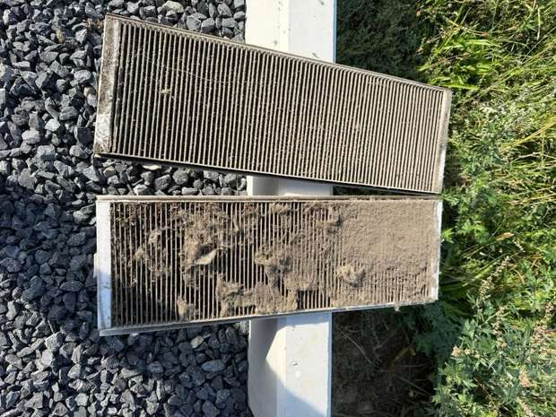 Deux filtres de ventilation déposés, l'un empoussiéré, l'autre entièrement colmaté