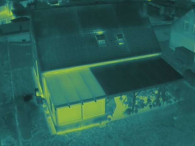 Vue thermique aérienne : véranda et abords des velux nettement plus chauds