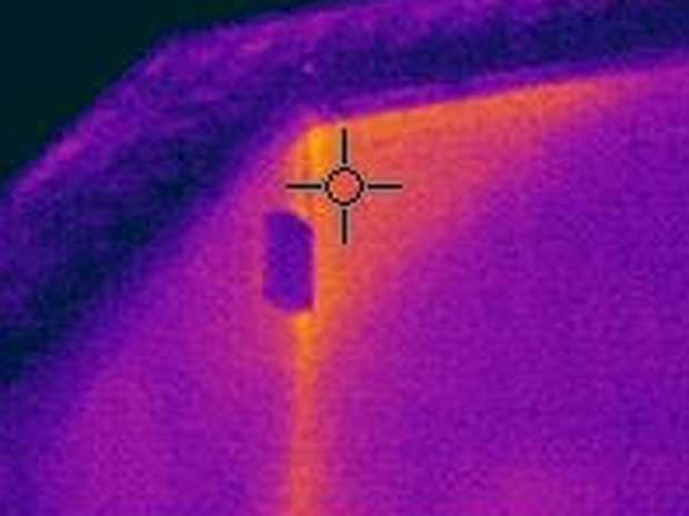 Ciblage thermique sur un angle de bâtiment, température relevée au point visé