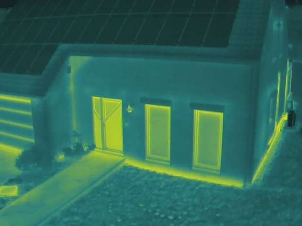 Vue thermique d'une façade : porte d'entrée, châssis et porte de garage nettement plus chauds