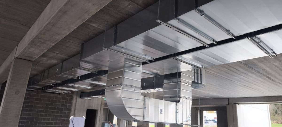 Réseau rectangulaire et plénums de soufflage sur le plateau de bureaux.