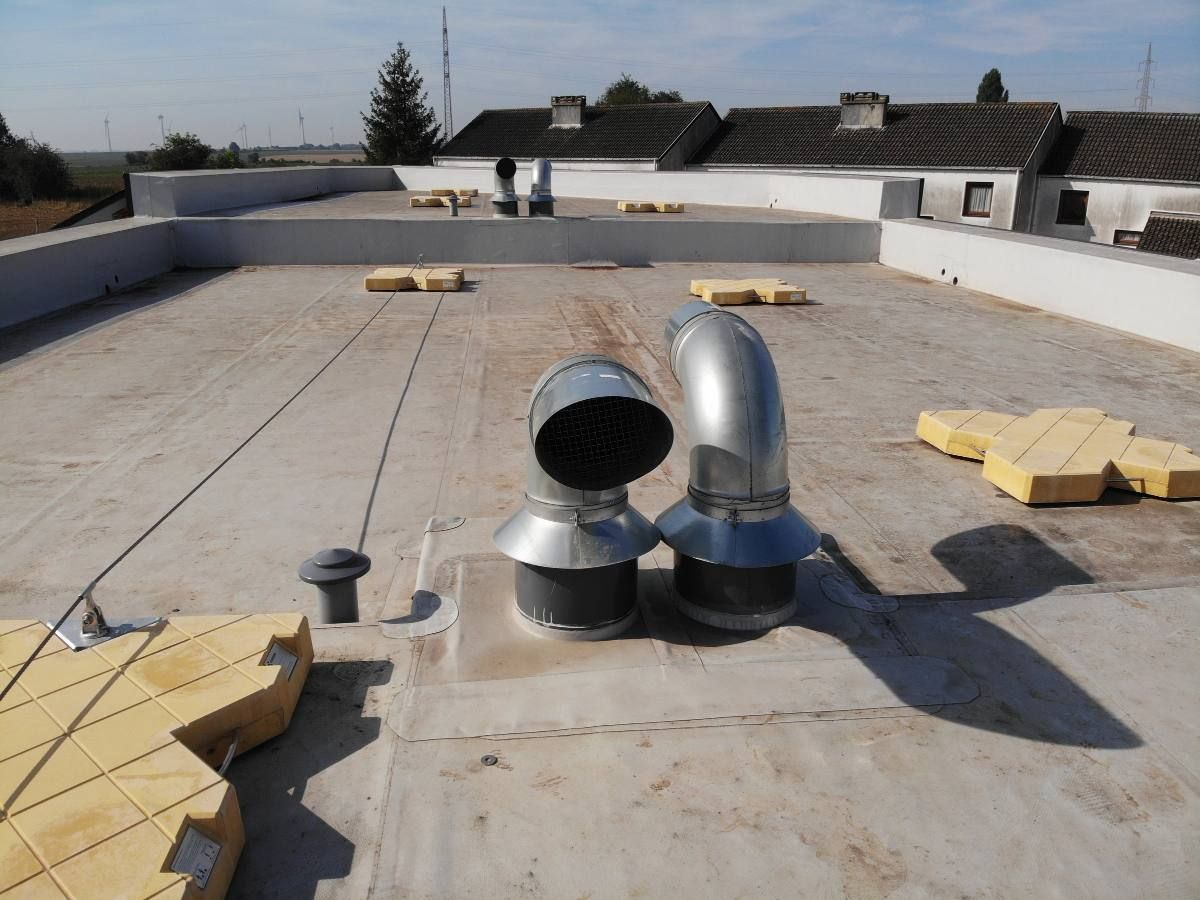 Deux rejets galvanisés sur toiture plate.