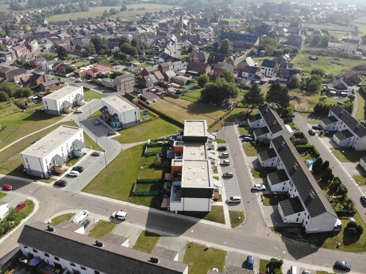 Le quartier vu du dessus, maisons et appartements.