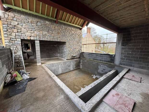 Bassin intérieur en construction sous toiture