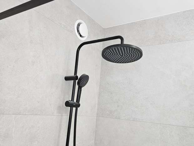 Douche avec bouche d'extraction encastrée