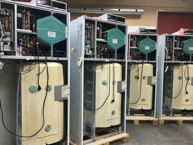 Unités Nilan Compact P ouvertes en fabrication : échangeur à contre-courant, circuit frigorifique et ballon isolé