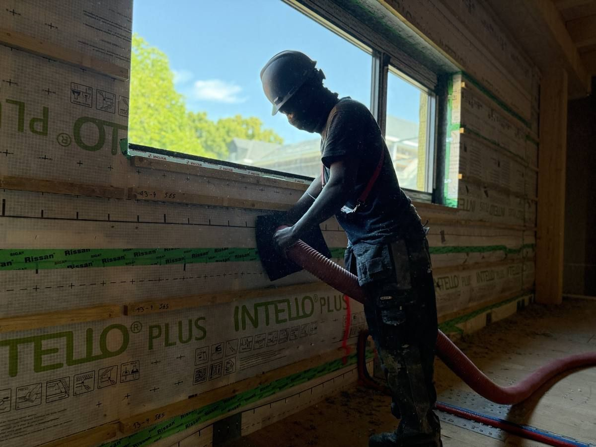La ouate insufflée depuis l'intérieur, caisson par caisson.
